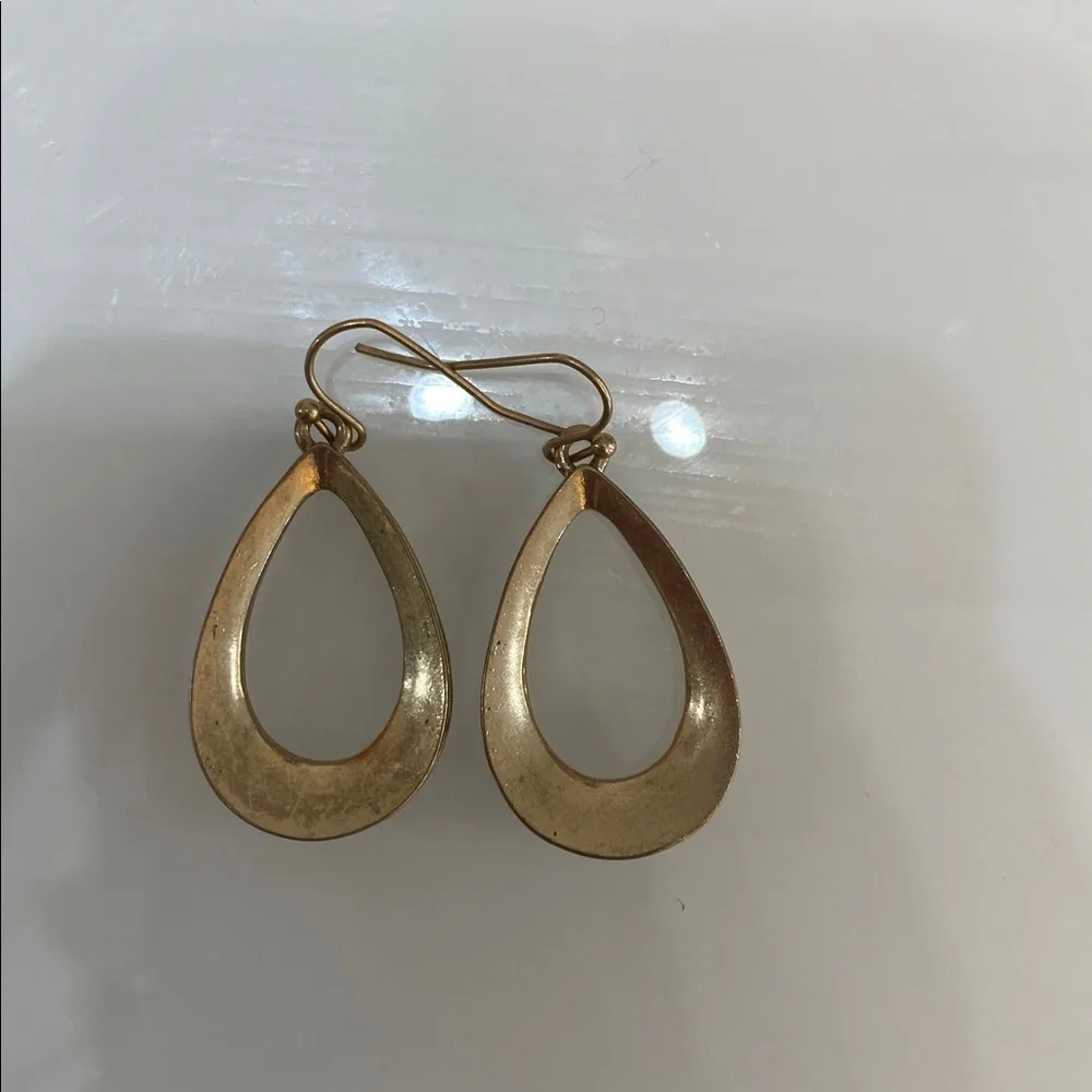 Gold tone pierced earrings - Picture 3 of 3